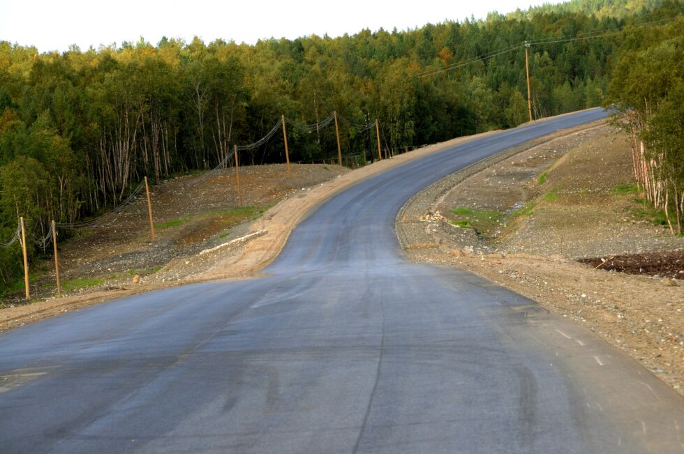 På en helt nybygd vei er det nå lagt asfalt på russisk side av E 105, slik at bilistene kan nyte godt av fem, seks kilometer asfaltert vei.
 Foto: Hallgeir Henriksen
