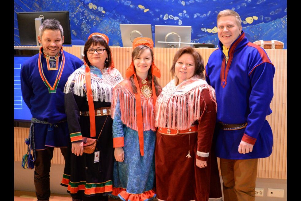 Det nye sametingsrådet er Lars Filip Paulsen (Høyre), Mariann Wollmann Magga (Ap), Inger Eline Eriksen (Árja), sametingspresident Vibeke Larsen (Ap) og visepresident Ronny Wilhelmsen (Ap).
 Foto: Steinar Solaas