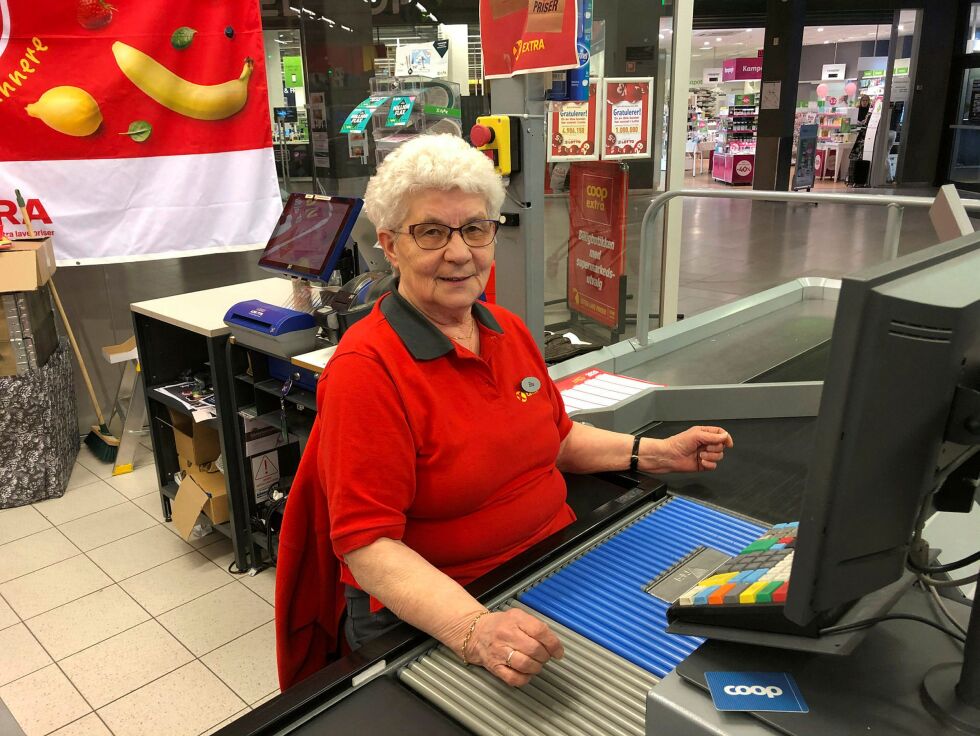 78 år gamle Elna Grønnli trives så godt som tilkallingsvikar på Coop-butikkene i Sør-Varanger at hun gjerne jobber der til hun blir 90. Foto: Hallgeir Henriksen