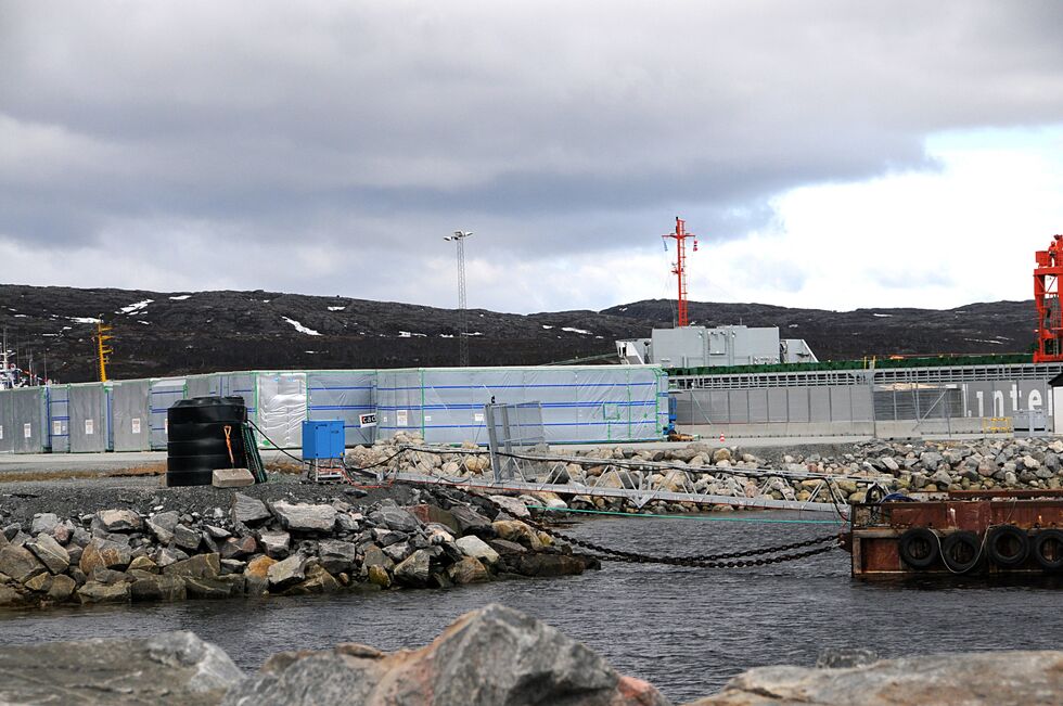 Manglende betalt moms for innførsel av varer fra Tyskland på 14 millioner kroner skal være årsaken til at 67 elementer til nye Kirkenes sykehus ennå ligger på kaia.
 Foto:  Hallgeir Henriksen