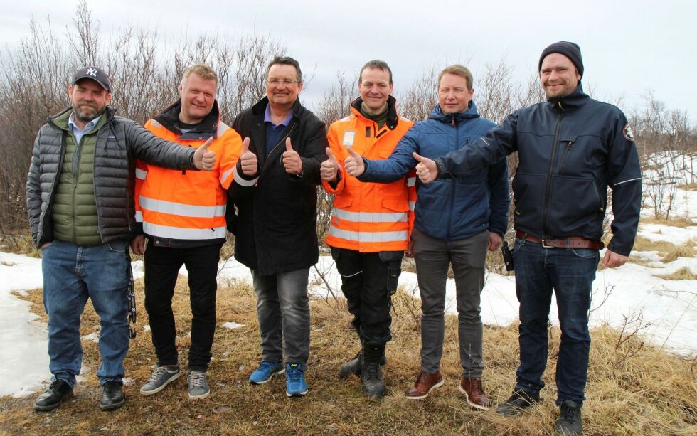 Re­pre­sen­tant­ene fra både Nes­se­by kom­mu­ne og Mie­ti­nen Ma­skin AS kan igjen set­te tom­me­len opp i for­bind­el­se med det nye næ­rings­sen­te­ret i Var­ang­er­botn. Fra venst­re Roy As­lak­sen, Kjell Bjar­ne Mie­ti­nen, Knut Store, Stå­le Nil­sen, Olaf Tros­ten og Ole Pet­ter Skoglund. Bil­det er tatt vår­en 2019 da de før­s­te plan­ene om nytt næ­rings­sen­ter ble lan­sert.
ARKIVFOTO: TOR­BJØRN IT­TE­LIN