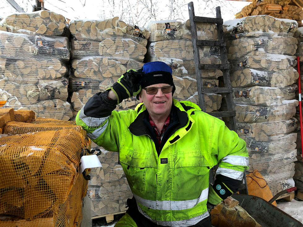 Tormod Hoel og Nordmo gård tar 100 kroner for en 40-liters sekk, og er dermed billigst på vår prisliste.
 Foto: Hallgeir Henriksen