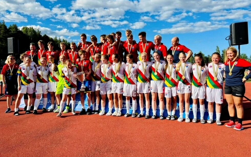 Både guttene og jentene til FA Sápmi vant sine klasser under Piteå Summer Games, men opplevde samtidig å få slengt skjellsord mot seg fra motstandernes spillere.