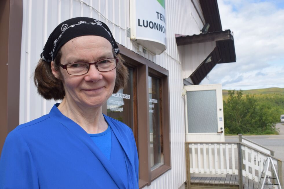Inger Länsman utenfor butikken i Nuorgam. – Vi har ikke angret på at vi flyttet hit, konstaterer hun.
 Foto: Birgitte Wisur Olsen