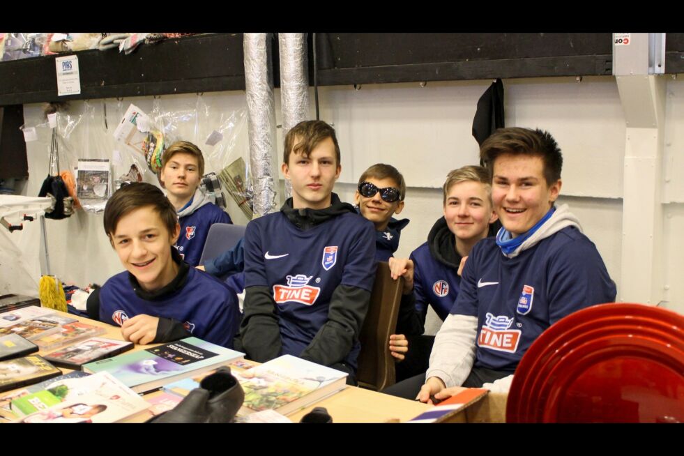 Arrangørene av håndarbeidsmessa skal reise til Norway cup for overskuddet. Fra venstre: Adrian Haugli Rasmussen, Gauti Atlason, Viktor Hansen, Jøte Masternes, 
Vebjørn Blomkvist og Tobias Eideng Hansen.
 Foto: Henriette Lille