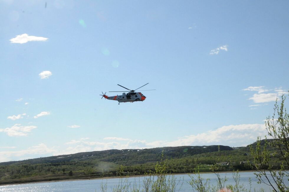 Her er et Sea King-he­li­kop­ter på søk et­ter mann­en. I til­legg søk­te et am­bu­lan­se­he­li­kop­ter et­ter mann­en i 70-åra.
 Foto: Hallgeir Henriksen