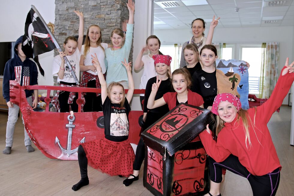 Humørfylt og engergisk dansetrupp ved kulturskolen i Kjøllefjord, klar for å vise sin kunst på ulike scener.
 Foto: Lebesby kulturskole