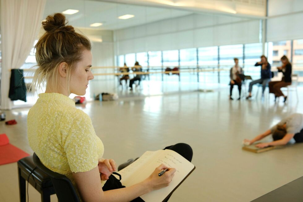 Simone Grøtte gjør notater under øving. Foto: Privat