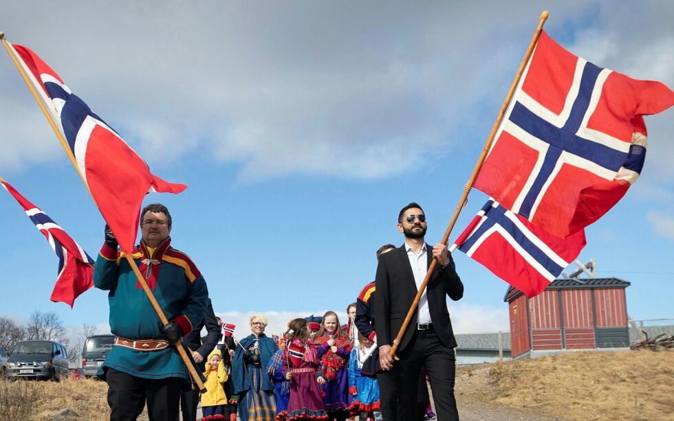 Ord­fø­rer Knut Store (til venst­re) må sam­men med and­re i Nes­se­by be­la­ge seg på at det blir en an­ner­le­des 17. mai-fei­ring i år.
Foto: Pri­vat