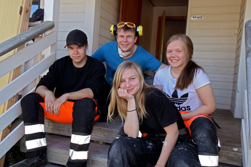 Daniel Gakko, (til venstre), Ayla Iselin Hætta Isaksen og Maiken Halonen Erke trives med å ha sommerjobb, og arbeidsleder Dan Henrik Heiberg (bak) er godt fornøyd med ungdommene.
 Foto: Torbjørn Ittelin