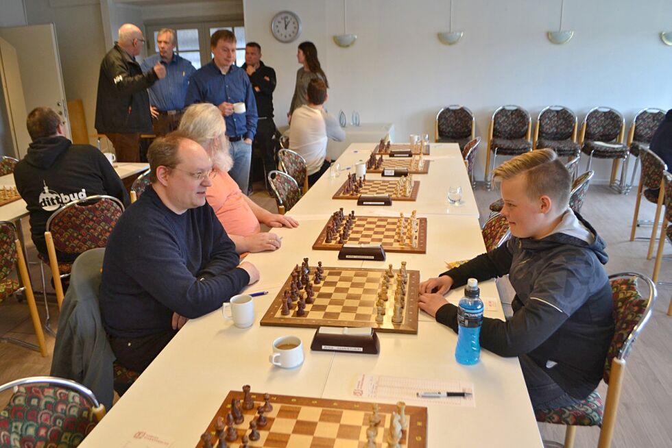 Melker Laitamaa, Vadsø (47) (til venstre) gjør seg klar for spill mot Vinjar Hammari (13), Alta. – Jeg gjorde det bra i de to første rundene, og er fornøyd, sier Vinjar Hammari.
 Foto: Tom Hardy