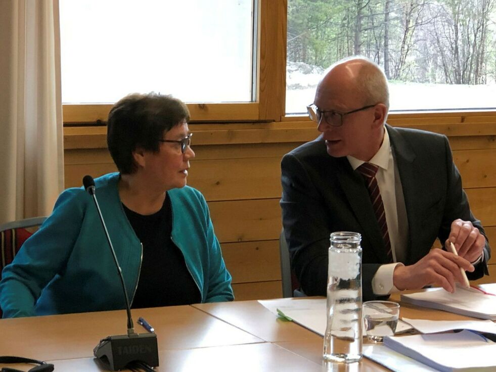 Marit Guttorm Graven og hennes advokat Gisle Loso slåss i utmarksdomstolen for eiendomsrett til en bebygd gammetomt på omlag ett dekar samt bruksrett til familiens gamle høstingsområde.
 Foto: Stein Torger Svala