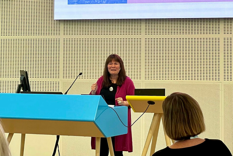 Sylvi Johnsen forteller stolt at det har vært en enorm økning innen elever som velger samisk på Lakselv videregående skole. I 2019 var det 11 elever som valgte samisk, året etter var det 20 elever. I høst valgte 51 elever samisk.
 Foto: Hannah Persen