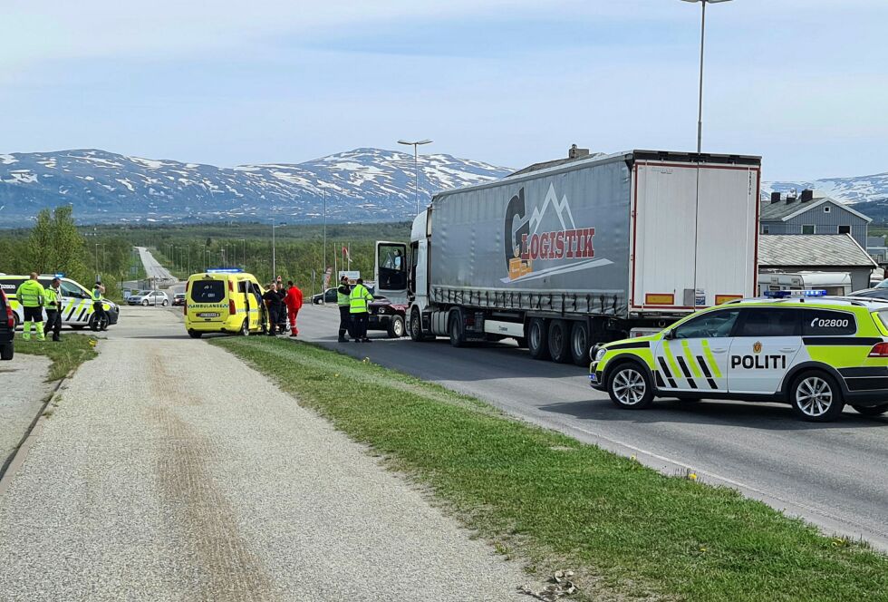 Fredag i 12-tiden rykket nødetatene ut til en kollisjon i sentrum. Foto: Ságat