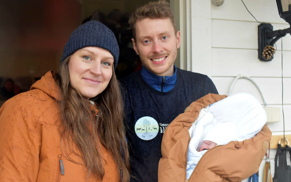 Imellom dagjobb og kveldsvakter blir det lite tid til familieliv. René passer på å få litt kvalitetstid sammen med kona Marta og deres to uker gamle sønn så fort han får mulighet.
 Foto: Irene Andersen