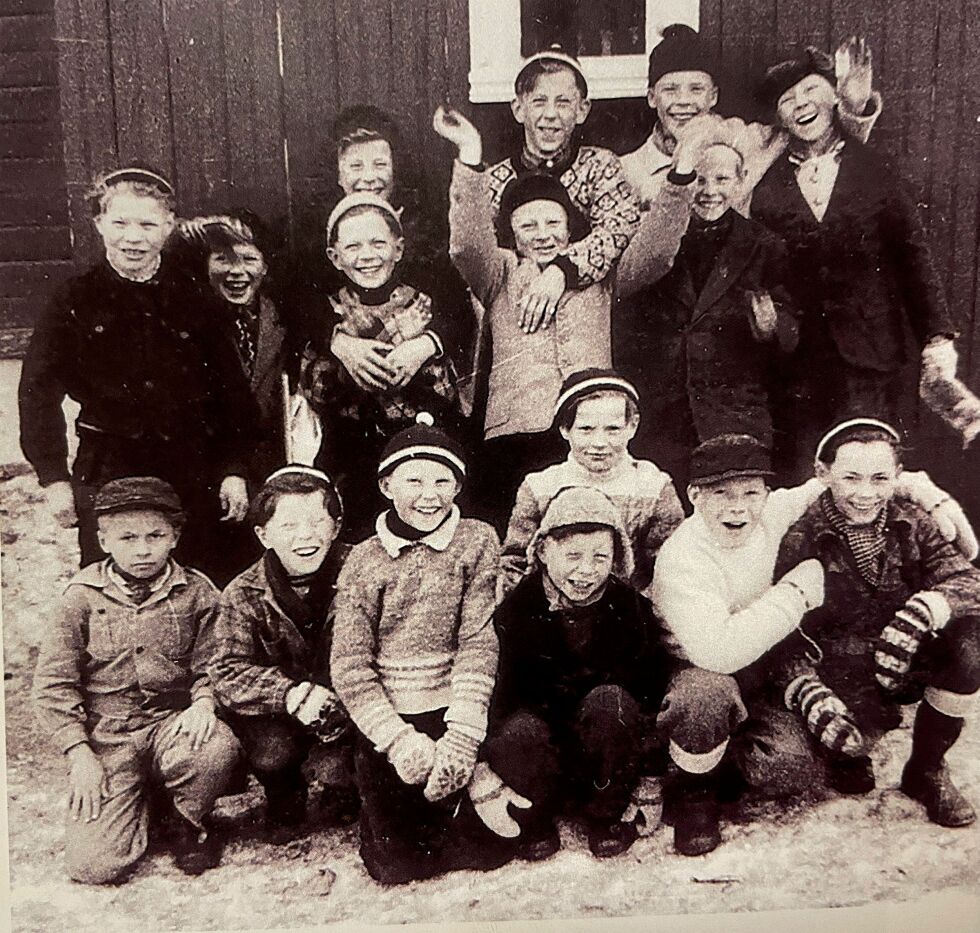 Et fantastisk levende bilde av skoleelever tidlig på 1950-tallet.
Bak fra venstre: Hans Eivind Eriksen, Einar Hegge, Egil Johnsen. Midten: Petter Somby, ukjent, Oskar Varsi, John Rajala, Regnor Solbakk. Foran: Hans Ole Porsanger, Harald Johnsen, Eldor Wigelius, Einar Varsi, bak han Josef Somby, Harald Andersen, John Varsi. Originalbildet er tatt av lærer William Aubert, skolen i Sirbmá.
 Foto: Foto fra årboka