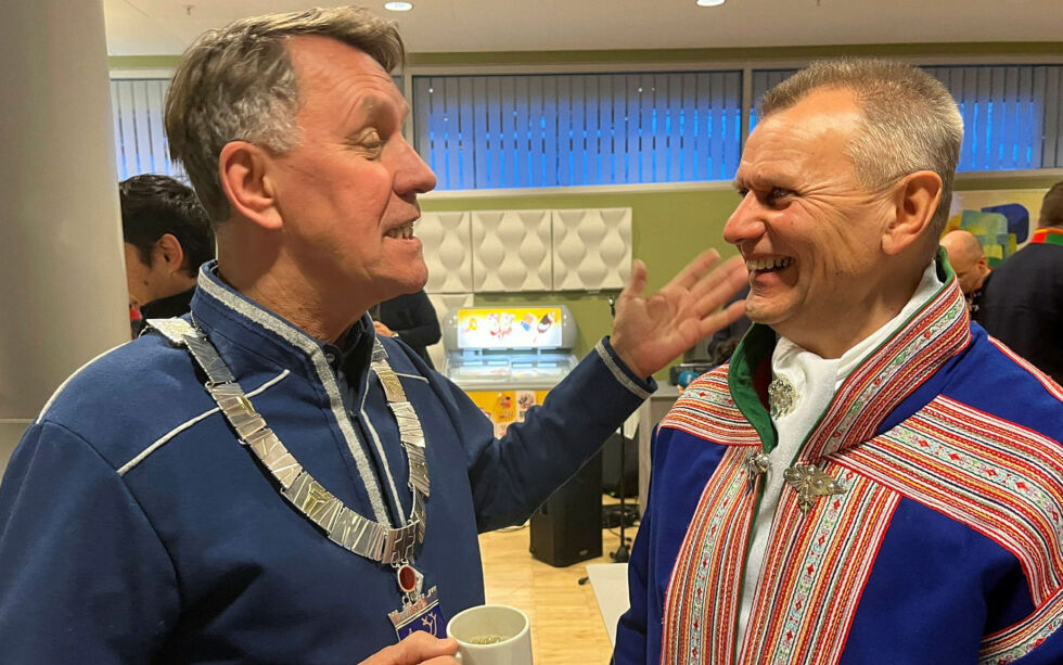 I forbindelse med samefolkets dag inviterte ordfører i Tromsø, Gunnar Wilhelmsen (AP), til nasjonaldagsfrokost på rådhuset. Her sammen med Nils I. Hætta, daglig leder i Midnight Sun Marathon.
 Foto: Elin Wersland