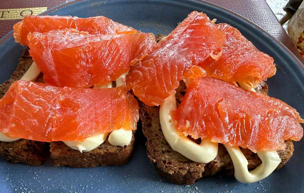Nyspeka ørret på hjemmebakte rugbrød med majones smaker bare aldeles himmelsk.
 Foto: Hallgeir Henriksen