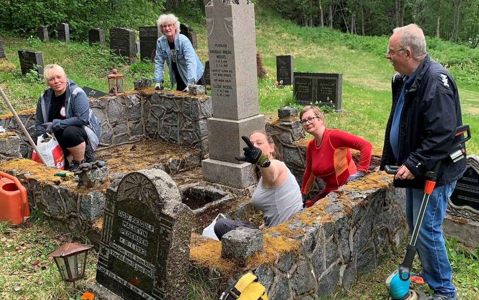 Astrid Hasselberg, Trond Grønbech, Hilde Fjæran Biagio, ordfører Lena Norum Bergeng og Geir Jespersen utgjorde dugnadsgjengen som rydda og plante ved grava til Ellisif og Andreas Wessel.
 Foto: Hildegunn Antonsen