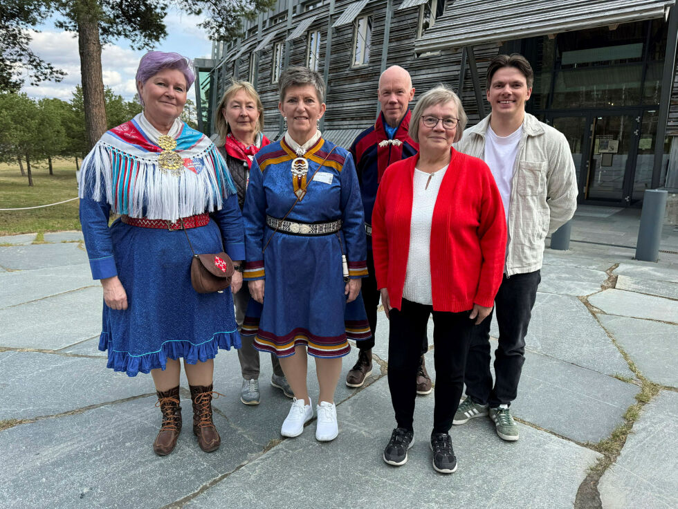 Onsdag 4. juni kom partene til enighet. Sametingsråd Elisabeth Erke, Catarina Utsi og Hanne Marion Gaup fra Sámiid Duodji, avdelingsdirektør Magne Svineng, og Marit Guttorm Graven og Ole Mathis Sara Nedrejord fra Duojáriid ealáhussearvi.
 Foto: Sametinget