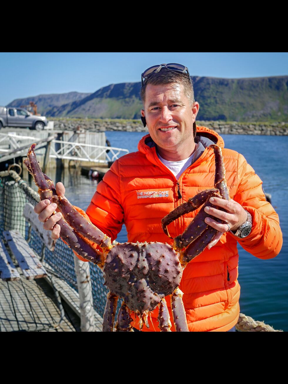 Kongekrabben har gått fra å være et problem som ødela garn for fiskerne, til å bli luksusmat, turistattraksjon, og viktig inntektskilde for fiskerne. Her holder daglig leder for «The North Cape Experience» i Skarsvåg, Jonathan Dillon, opp et eksemplar av den etterhvert så ettertraktede krabben
Foto: Geir Johansen (Arkiv)
