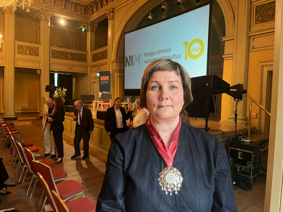 Aili Kes­ki­ta­lo er glad for at NIM fin­nes, og gle­der seg til vid­ere sam­ar­beid med dem for å styr­ke ur­folks men­ne­ske­rett­ig­het­er. 
– Men­ne­ske­rett­ig­het­er og de­mo­kra­ti er ster­ke ver­di­er i det nor­ske sam­funn­et. Og så kon­sta­te­rer jeg kan­skje at i prak­tisk po­li­tikk, så er det ikke like vik­tig.
 Foto: Sunniva Katrine Bornøy