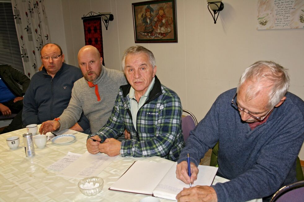 Møte ble ledet av lederne for flere fiskalag. Fra venstre Erling Haugen, Bugøynes, Edgar Olsen, Nesseby og Halvar Thomassen, Vadsø. Helt til høyre, møtets sekretær Rudolf Eriksen.
 Foto: Bjørn Hildonen