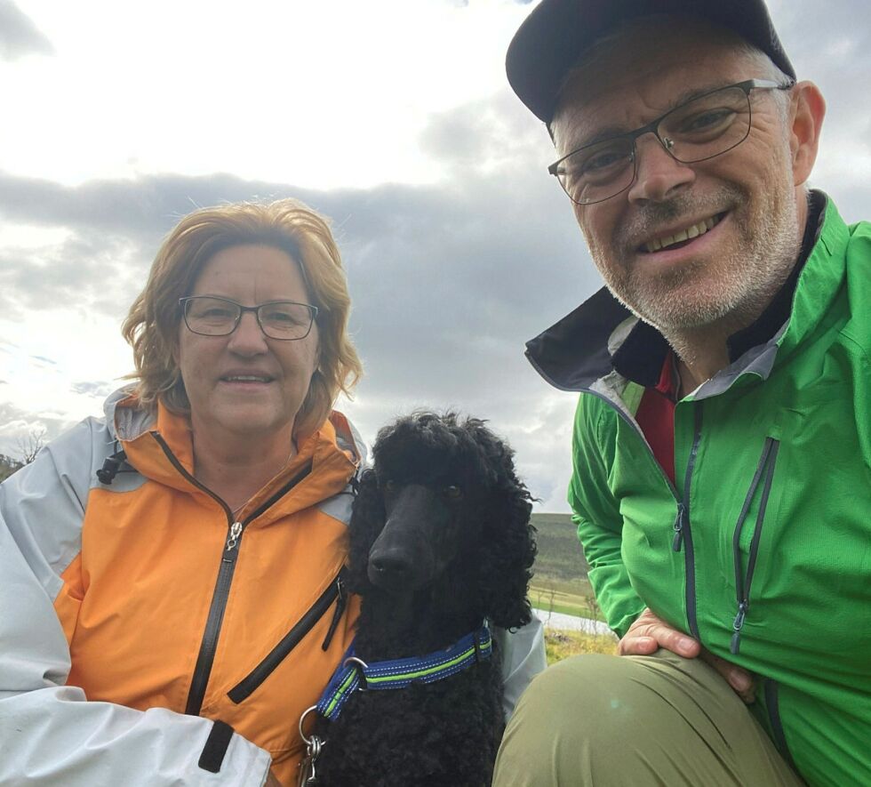 Eli og Trond Me­land kun­ne sist tors­dag gle­de seg over å få kon­ge­pud­de­len Zan­to til­ba­ke til hyt­ta et­ter mer enn fire døgn på røm­men. 
Alle foto: Pri­vat
 Foto: Privat