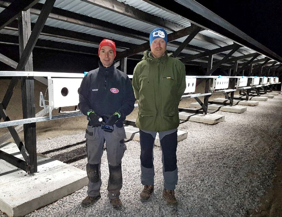 Helge Mathisen (til venstre) og Knut Esbensen kunne konstatere at lysene på det nye skiskytteranlegget fungerer utmerket.
 Foto: Torbjørn Ittelin