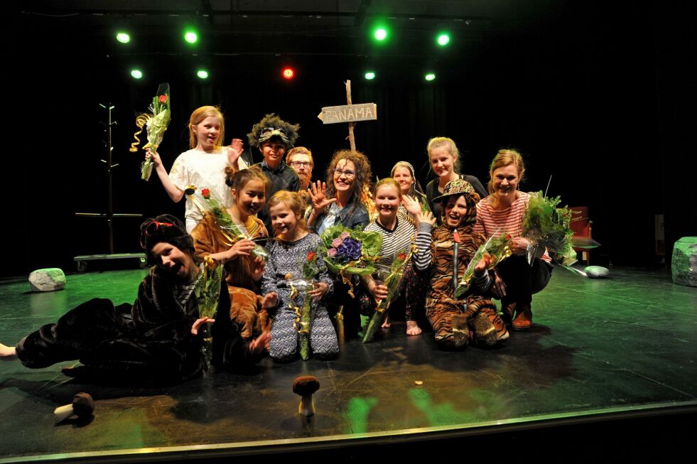 Skuespillere, kostymemakere, musikere og instruktører samlet på et brett etter at de hadde levert en flott forestilling.
 Foto: Erik Brenli