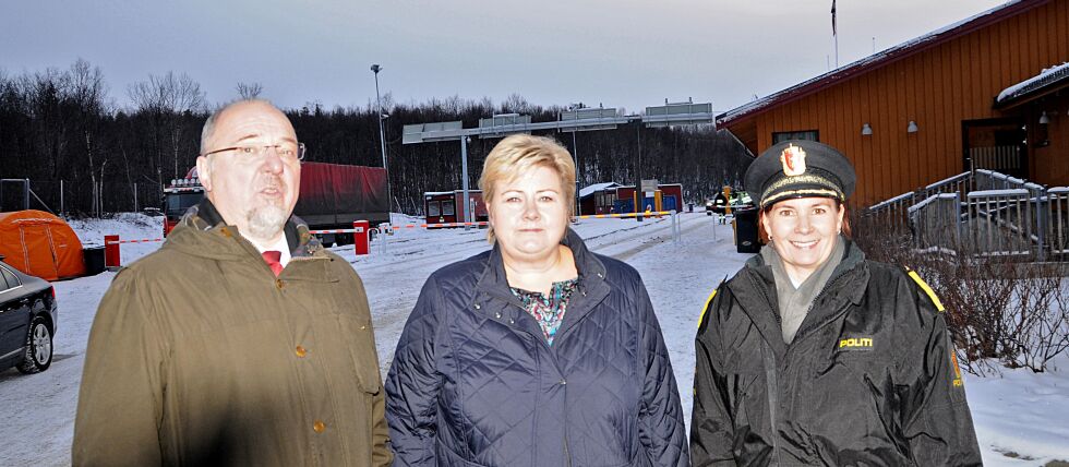 Erna Solberg er imponert over den innsatsen som er lagt ned lokalt for å håndtere tilstrømminga over russegrensa og takket blant flere ordfører Rafaelsen og politimester Hætta for god jobb.
 Foto: Hallgeir Henriksen