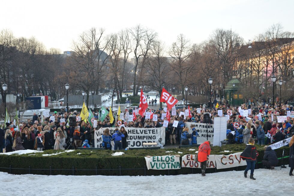 Flere hundre demonstranter møtte opp på Eidsvolls plass utenfor Stortinget for å demonstrere mot Nussirgruva i Repparfjord.
 Foto: Hannah Persen