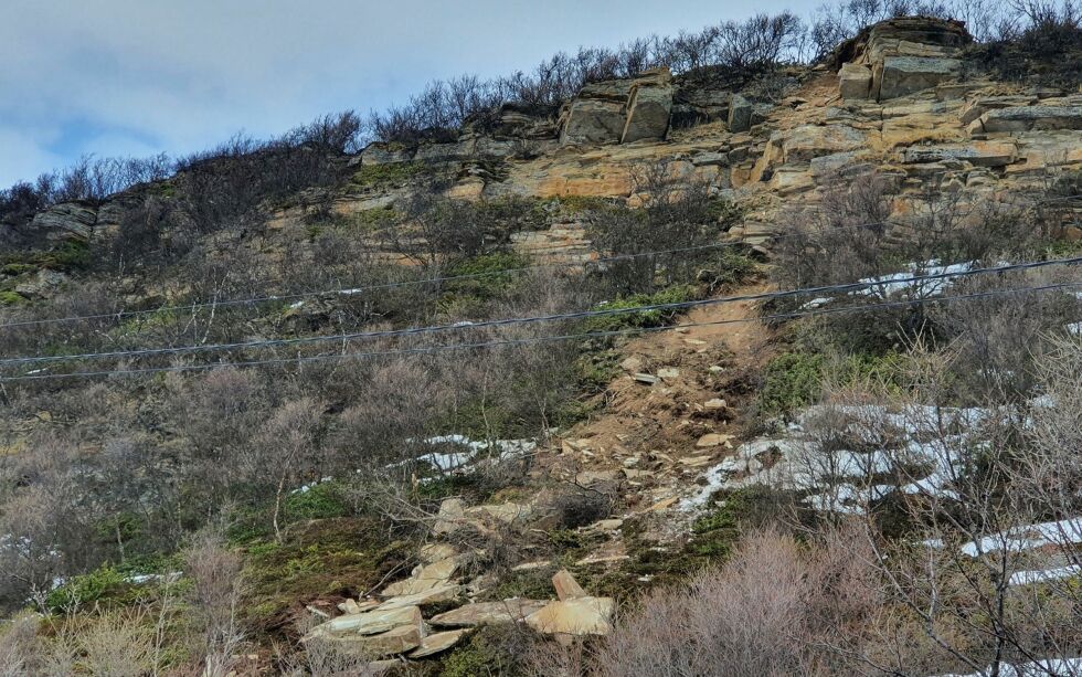 Store steinblokker har løsnet fra fjellet og rast ned mot E75.
Foto: Torbjørn Ittelin