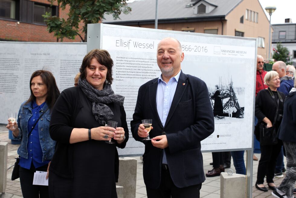 Registrator Gry Andreassen ved Grenselandmuseet og ordfører Rune Rafaelsen erklærte utstillingen for åpnet. De tok seg gjerne tid til å svare på spørsmål fra publikum.
 Foto: Silje L. Kvammen