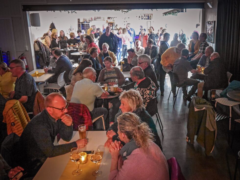 Kort tid etter at dørene åpnet klokken 19.00 var det fullt hus under kultur for Nordkapp på Perleporten kulturhus onsdag kveld.
 Foto: Geir Johansen