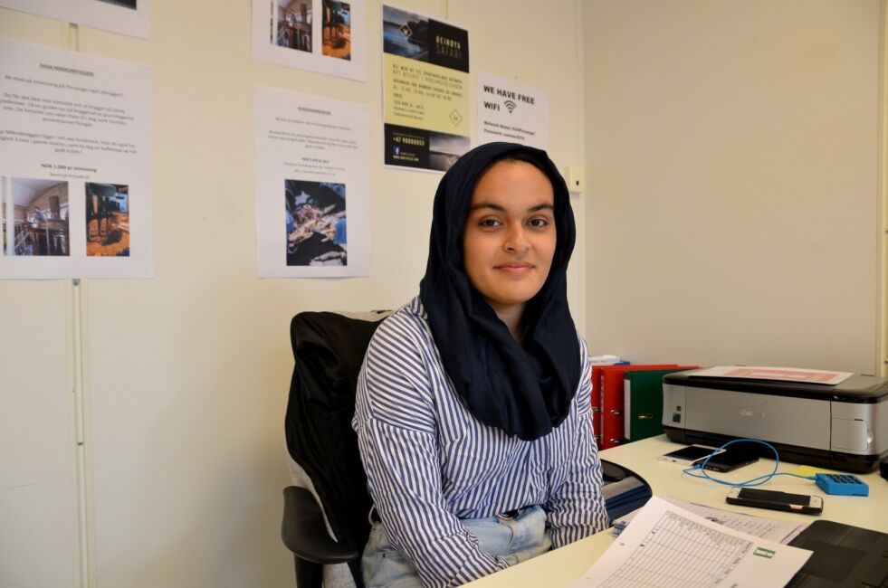 Nilofar Anwar har sommerjobb på turistinformasjonen.
 Foto: Roger Albrigtsen