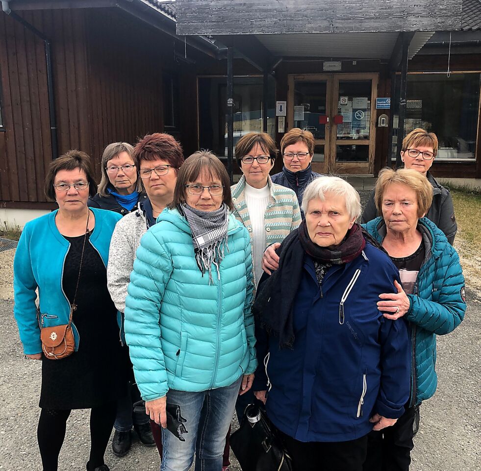 Pårørende til pleietrengende i Karasjok krever at kommunen straks gir de pleietrengende i Karasjok verdige leveforhold. Fra venstre: Marit Guttorm Graven, Anne Kirsten Østmo, Kirsten Sara, Liv Inger Tretteskog, Synnøve Solbakken-Härkönen, Tove Birkeli, Anne Marie Svineng, Marit Guttorm og Karen Berit Nedrejord.
Foto: Stein Torger Svala