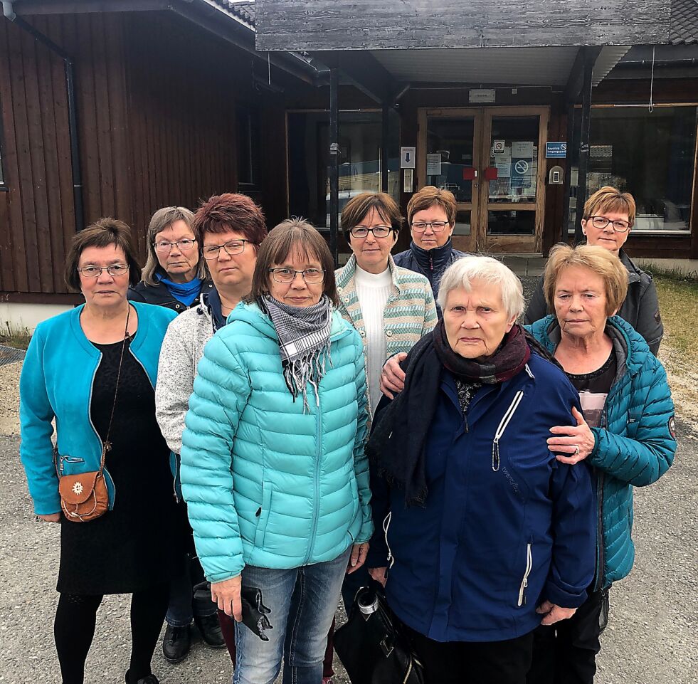 Pårørende til pleietrengende i Karasjok krever at kommunen straks gir de pleietrengende i Karasjok verdige leveforhold. Fra venstre: Marit Guttorm Graven, Anne Kirsten Østmo, Kirsten Sara, Liv Inger Tretteskog, Synnøve Solbakken-Härkönen, Tove Birkeli, Anne Marie Svineng, Marit Guttorm og Karen Berit Nedrejord.
 Foto: Stein Torger Svala