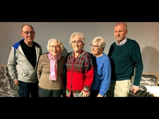Tidsvitner i Langfjordbotn. Fra venstre Terje Kristiansen, Nina Giæver, Anna Mikalsen, Agnes Hansen og Sigmund Karlstrøm.
 Foto: Privat