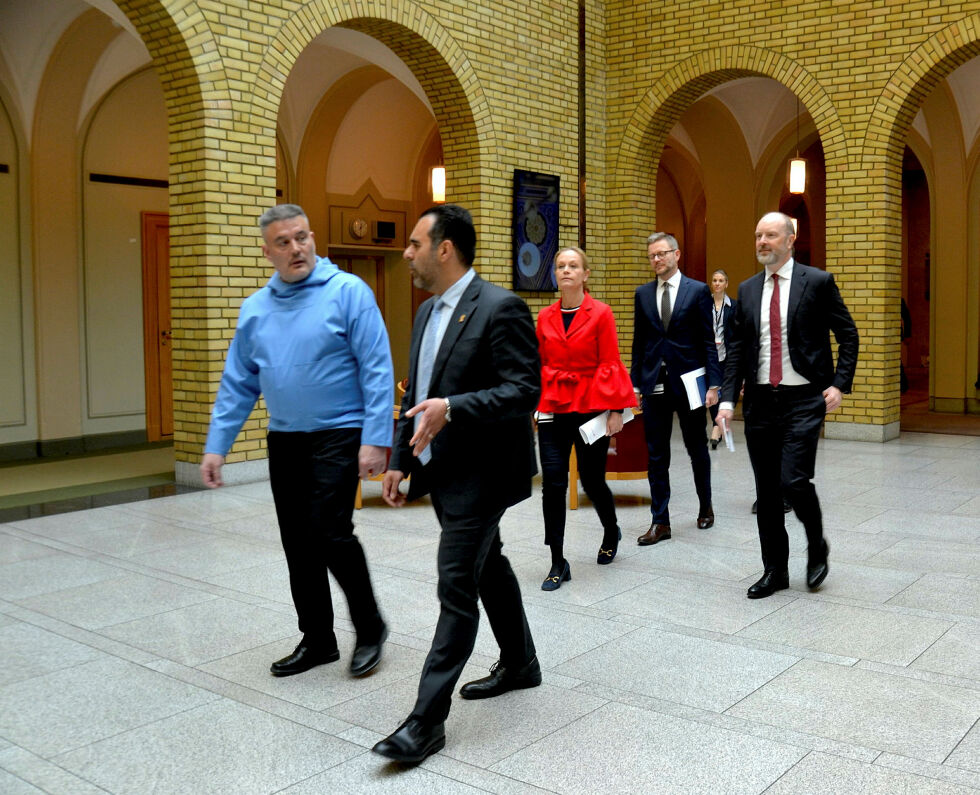 Kim Kielsen og Masud Gharahkhani med den politiske delegasjonen hakk i hæl på vei inn til Eidsvollgalleriet.
 Foto: Sunniva Katrine Bornøy