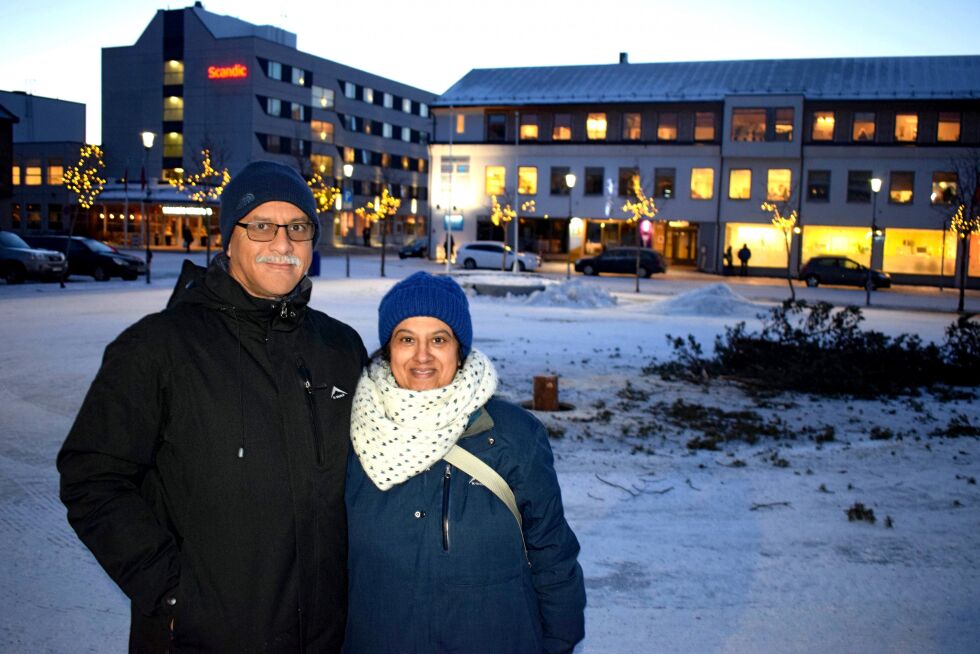 - Vi skal bare være i Kirkenes én natt, men får med oss både hunder, reinsdyr og forhåpentligvis også nordlys, sier Najma Parker (til høyre).
 Foto: Birgitte Wisur Olsen