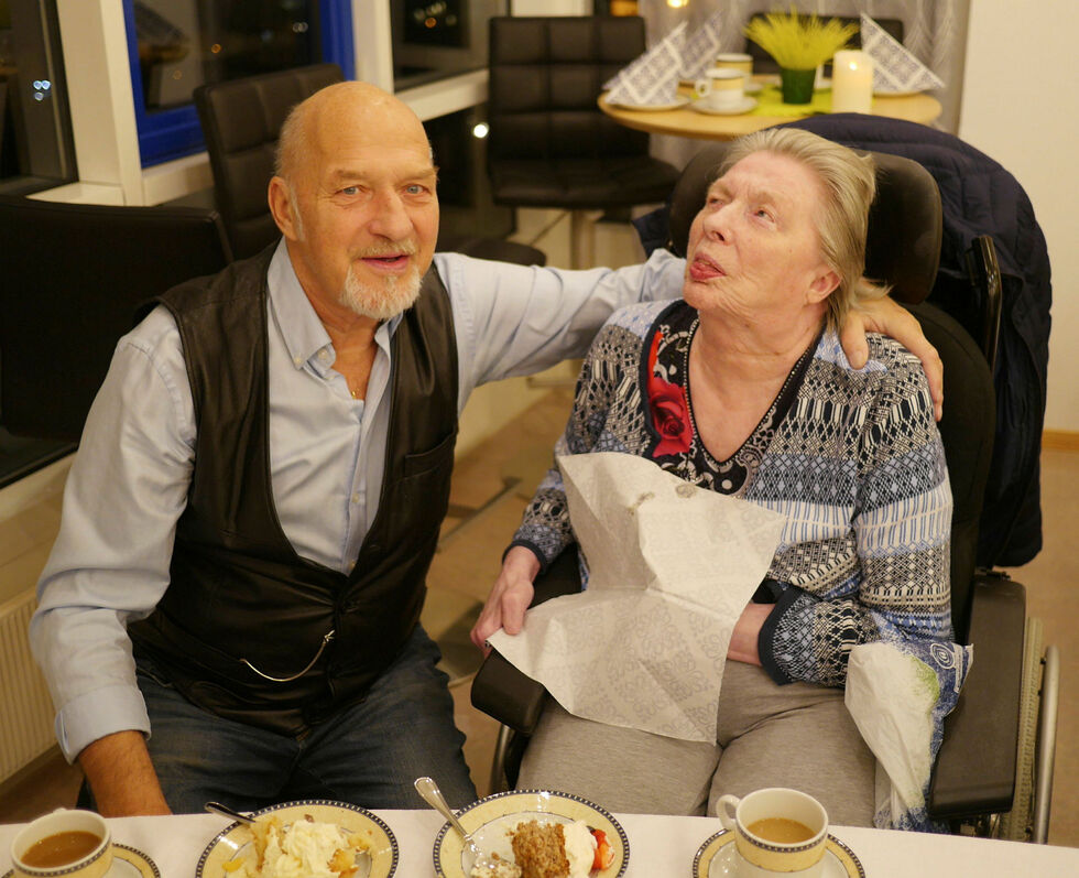 Stein Ludvigsen og hans kone Anne Marie koste seg med kaffe og gode kaker.
 Foto: Geir Johansen