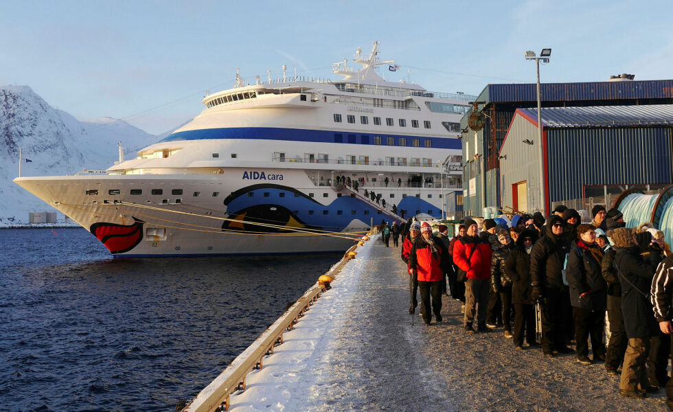 – De fleste som ankommer Nordkapplatået har kjøpt en reisepakke som innebærer at hver enkelt ikke betaler inngang til platået, sier Martin Hansen. Foto fra siste cruiseskipsanløp vinteren 2020; like før corona satte inn.
 Foto: Geir Johansen