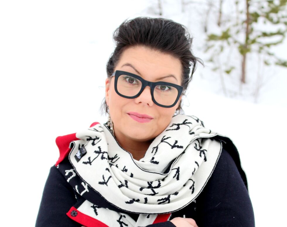 Anne Berit Anti møtte ulven i veikanten ved Šuoššjávri mellom Karasjok og Kautokeino.
 Foto: Privat