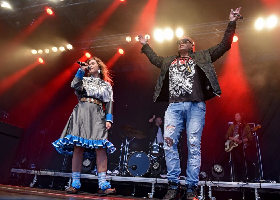 Eirin Anti joiket i lag med Aqua under deres sett på Midnattsrocken i Lakselv. Her joiker hun med René Dif i Aqua.
 Foto: Sigurd Schanke