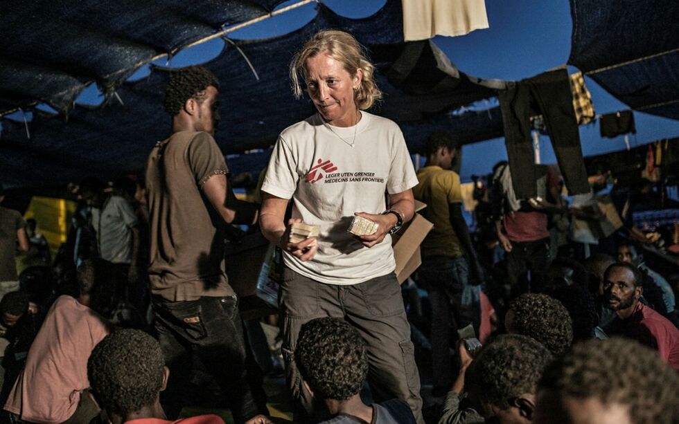 Lindis Hurum i dialog med flyktninger som er reddet om bord på Leger Uten Grensers redningsskip Bourbon Argos i september 2015.
 Foto: Francesco Zizola/NOOR