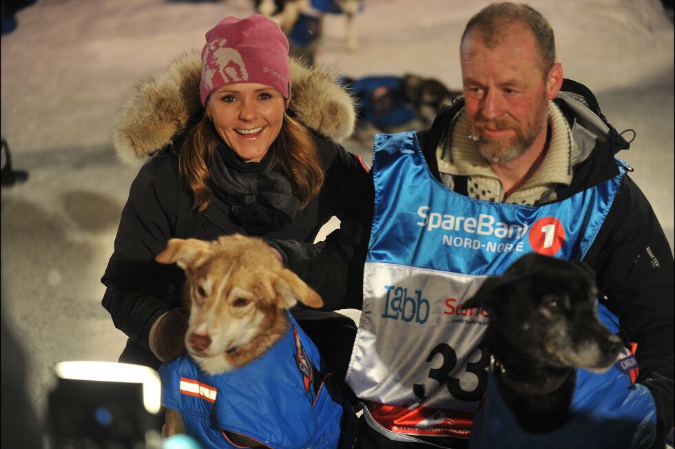Petter Jahnsen ble tatt i mot av et stort publikum og en kulturminister da han kom i mål som seierherre i Finnmarksløpet.
 Foto: Erik Brenli