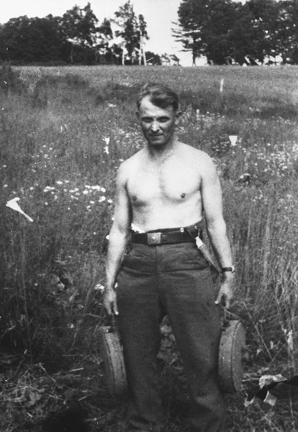 Minerydding på Bjørset i Molde i 1945. Rydding av miner i Finnmark førte til  dødsfall blant tyske soldater. Foto: Erling Havnes. Romsdalsmuseets fotoarkiv