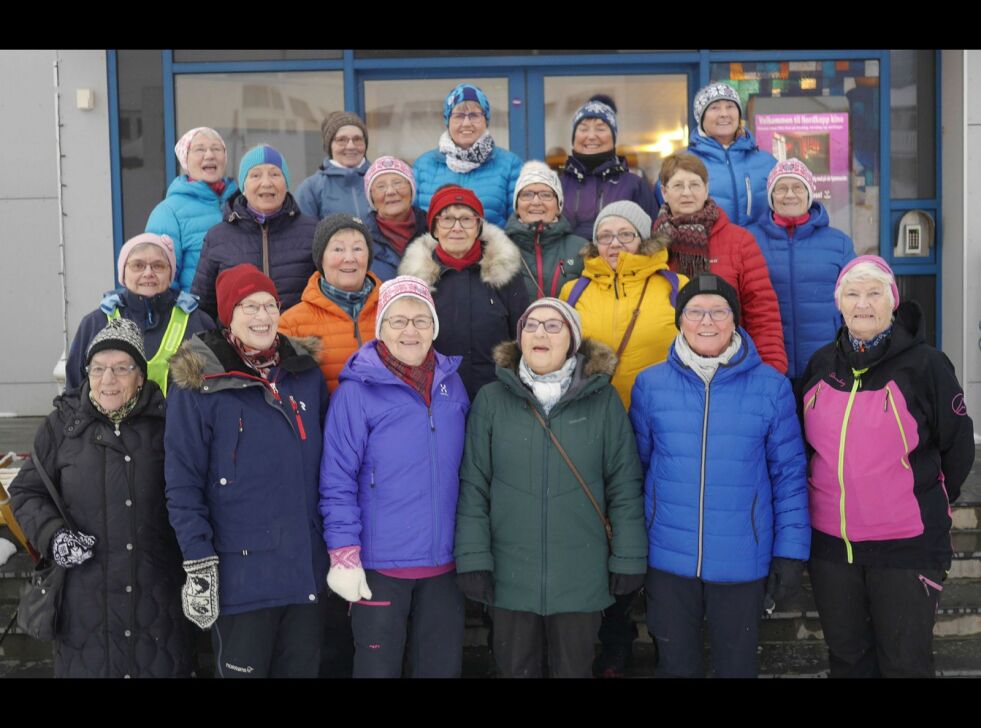 De var glade for at sola endelig viste seg i Honningsvåg; like før de la ut på mandagens gåtur i rundt seks minusgrader og lite vind. Nederst fra venstre Kari Søreide, Erna Strand Nilssen, Hildur Martinsen, Else M. Olsen, Herdis Uttakleiv og Margareth Nordhus. Neste rekke fra venstre Inger Eriksen, Anja Olsen, Else Marie Floer og Sidsel Olsen. Tredje rekke fra venstre Laila Andersen, Leda Elde, Randi Holm Lønner, Åse Dyrstad og Brith May Eriksen. Øverste rekke fra venstre Wenche Andersen, Gerd Karlsen, Elisabeth Bjønness-Hansen, Sigrunn Ulvatne og Nelly Karlsen. ALLE FOTO: GEIR JOHANSEN