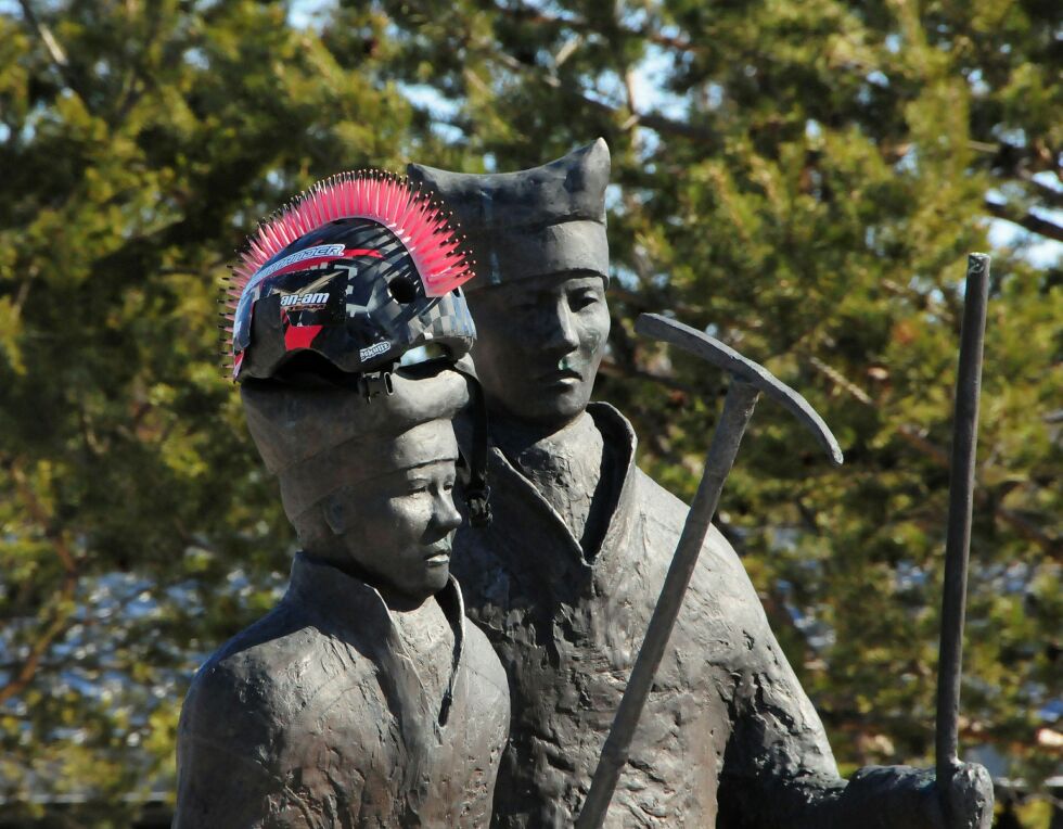Sta­tu­en av po­lar­hel­te­ne Ole Nil­sen Rav­na og Samuel Bal­to som beg­ge tråk­ket løy­pe for Fridt­jof Nansen over Grønlands inn­lands­is i 1888 får ikke stå i fred. Her har Rav­na fått nytt ho­de­plagg.
